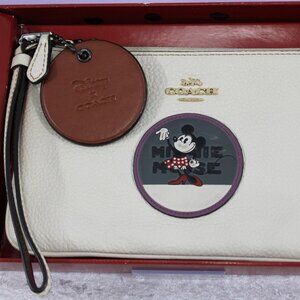 Disney x Coach Minnie Mouse Wristlet – White Pebbled Leather Clutch w/ Box